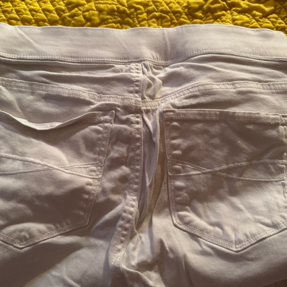Gloria Vanderbilt below knee shorts!  Great condition - Picture 5 of 5